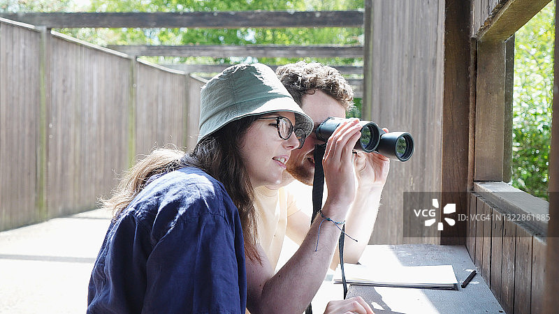 在隐蔽处观鸟图片素材