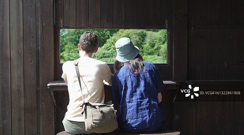 在自然保护区的鸟类观察站观鸟图片素材