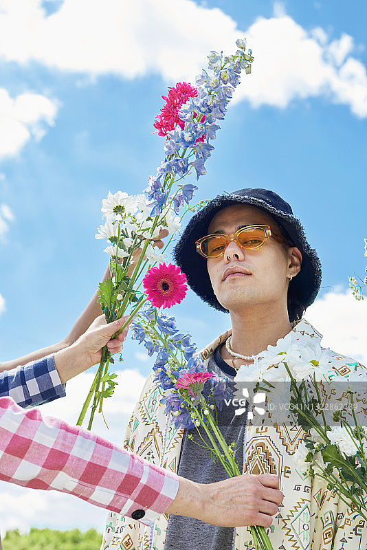 手捧鲜花的时尚男人图片素材