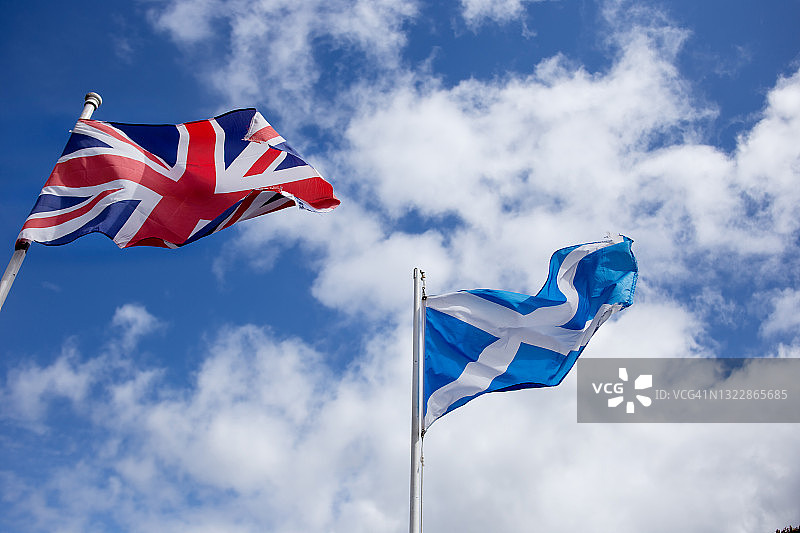 英国国旗和苏格兰旗帜在蓝天下飘扬图片素材