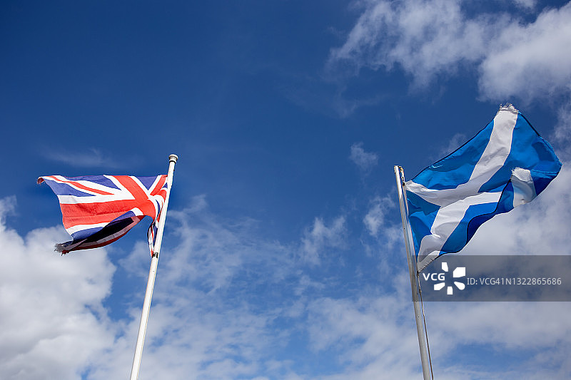 英国国旗和苏格兰旗帜在蓝天下飘扬图片素材