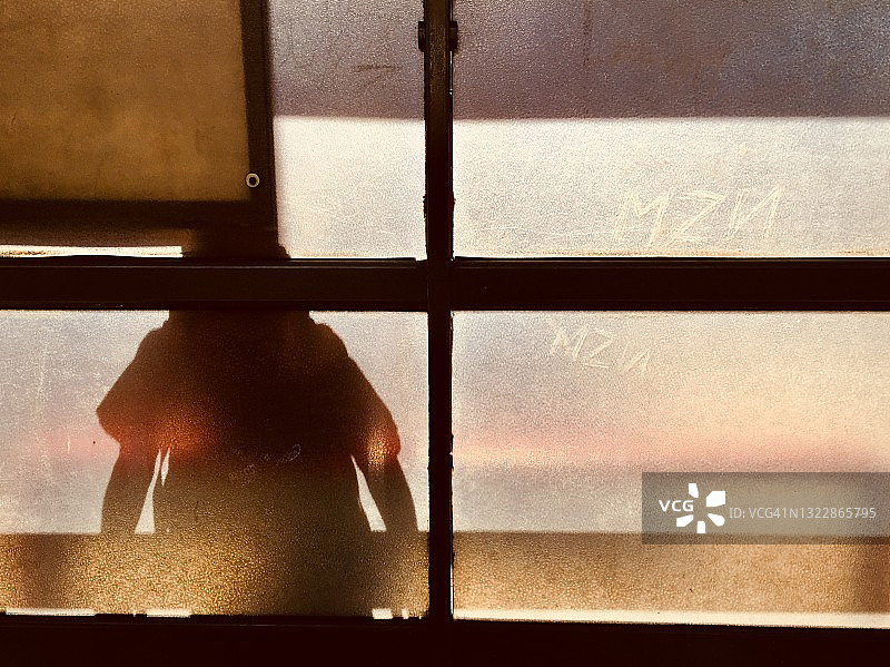 公交车站的抽象人物，日落图片素材