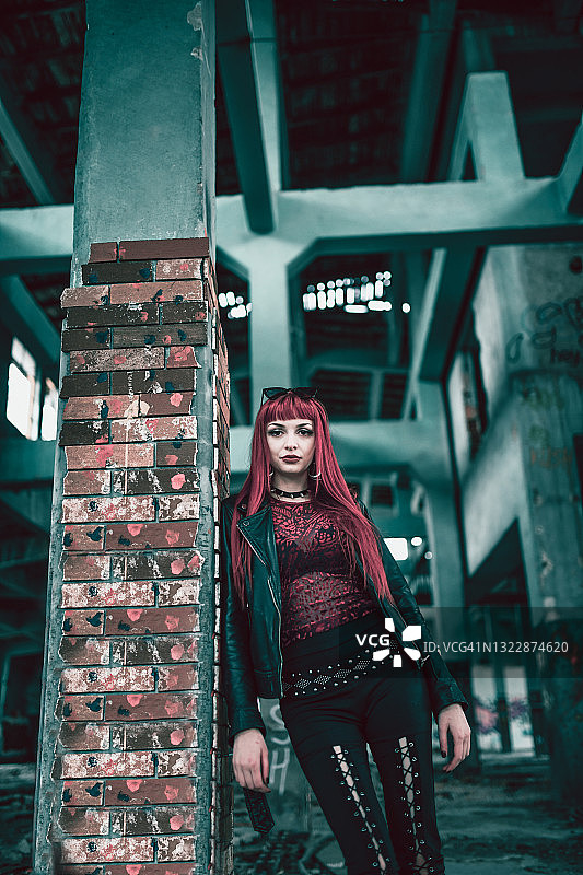 在自然栖息地度过一天的哥特风红发女性图片素材