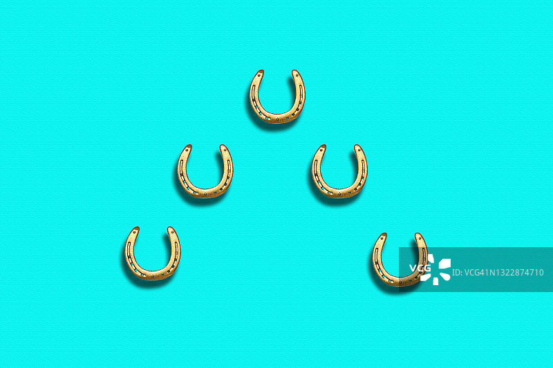 五个金色的马蹄铁图片素材