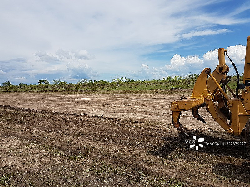 赞比亚中部灌木丛中的新飞机跑道图片素材