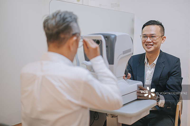 老年人在眼科医生办公室进行眼科检查图片素材