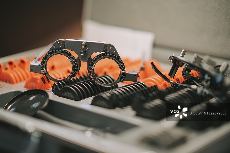 视光师屈光度工具在眼镜店实验室中，装满视力测试镜片的眼镜师箱图片素材