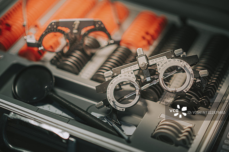 视光师屈光度工具在眼镜店实验室中，装满视力测试镜片的眼镜师箱图片素材