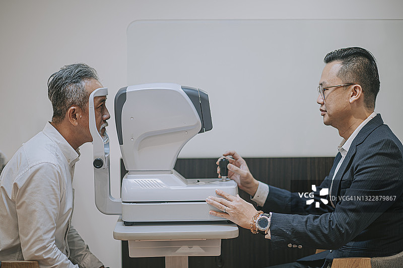 老年人在眼科医生办公室进行眼科检查图片素材