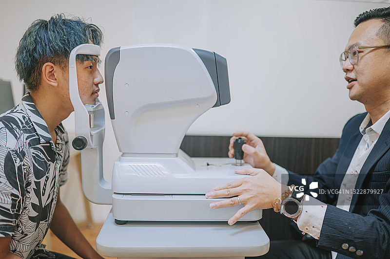 青少年在眼科医生办公室进行验光检查图片素材