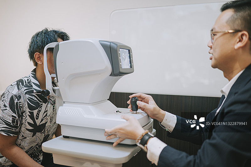 青少年在眼科医生办公室进行验光检查图片素材