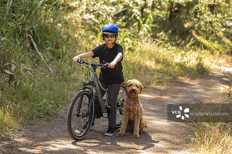骑自行车的男孩肖像图片素材