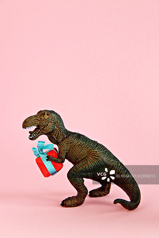 带生日礼物的玩具恐龙图片素材