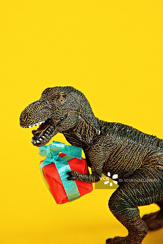 带生日礼物的玩具恐龙图片素材