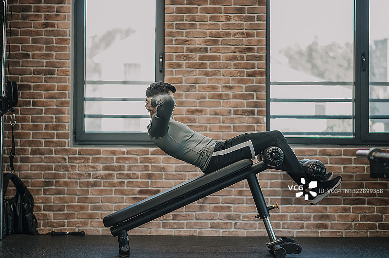 青年男运动员在健身房锻炼图片素材