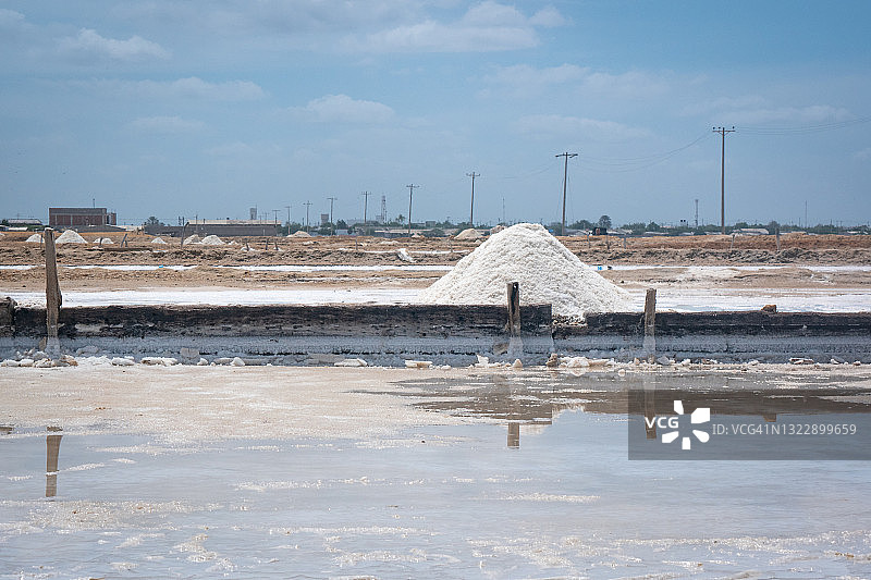 哥伦比亚最重要的海盐盐田中的盐山图片素材