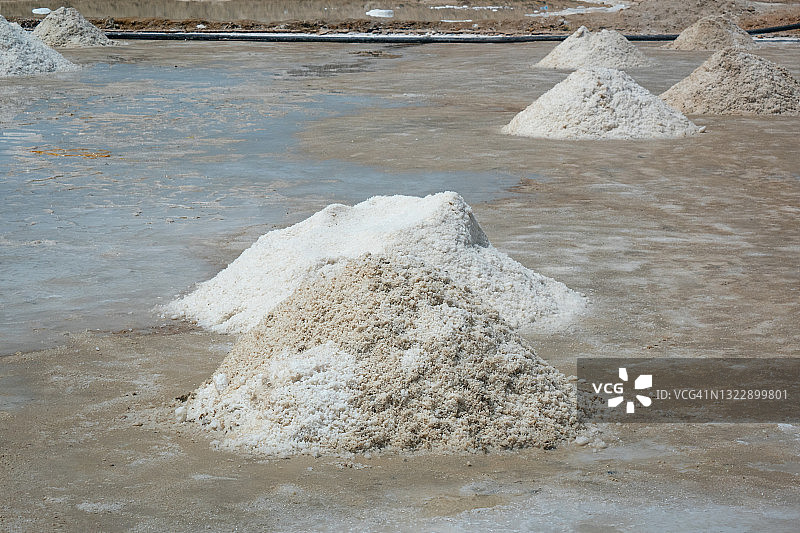 哥伦比亚最重要的海盐盐田中的盐山图片素材
