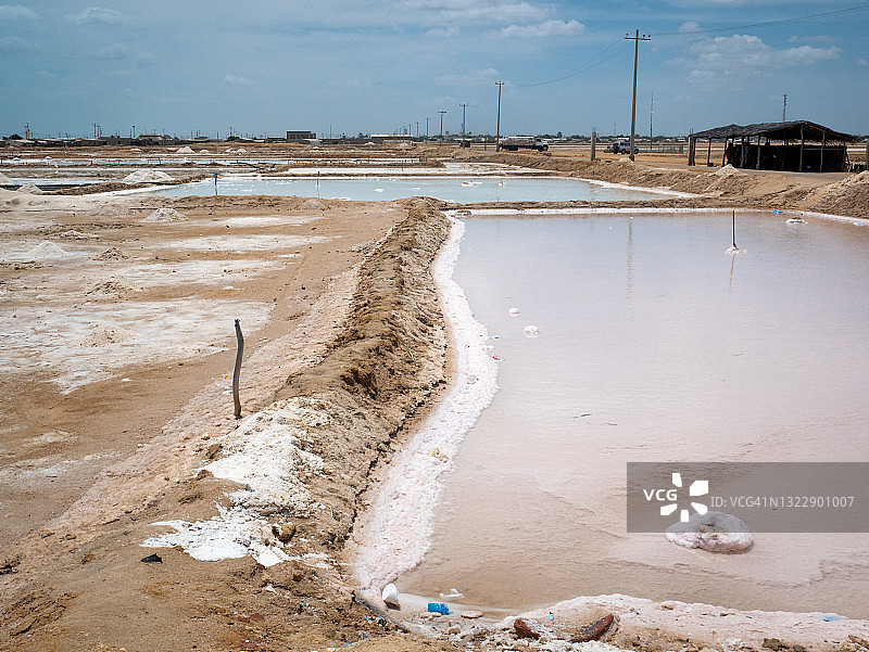 马瑙雷景色：哥伦比亚最重要的海盐盐田，粉色和蓝色天空水池图片素材