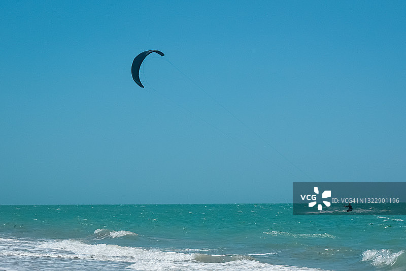 在哥伦比亚马瑙雷的马亚波海滩练习风筝冲浪的男游客图片素材