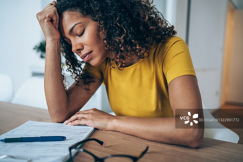 办公室里过度劳累的年轻女商人图片素材