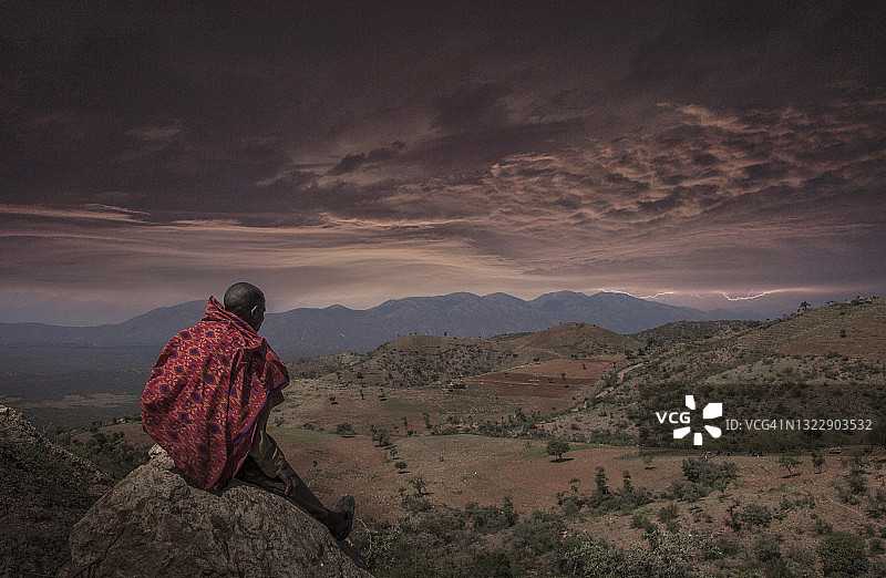 观看山脉雷暴的埃塞俄比亚男人图片素材