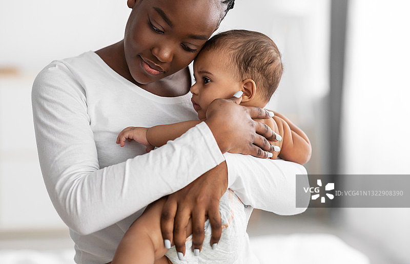 黑人母亲抱着婴儿的肖像图片素材
