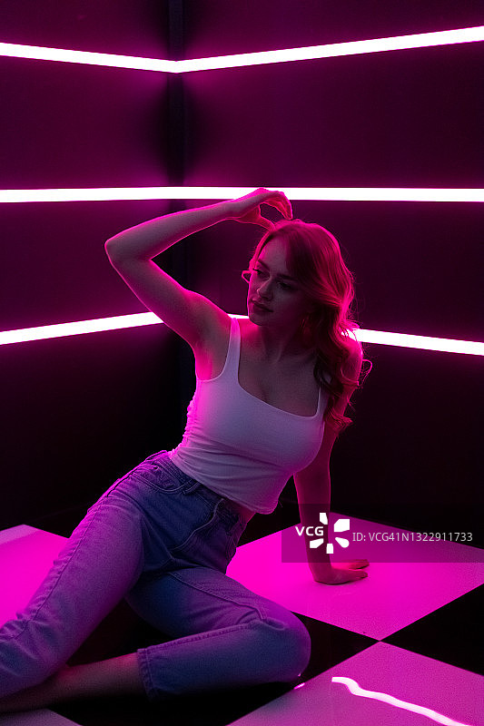 霓虹灯下的女孩图片素材