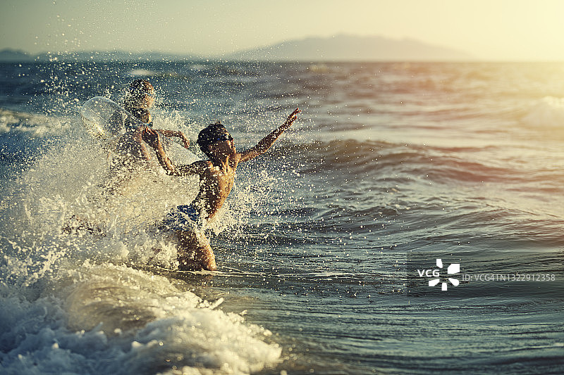 夏季假期——孩子们在海边玩耍图片素材