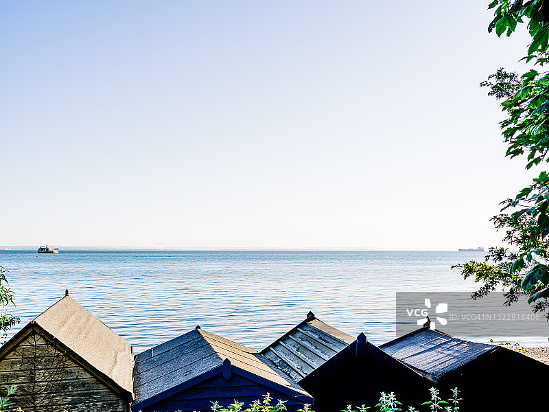 索伦特海上日出时的海滩小屋图片素材