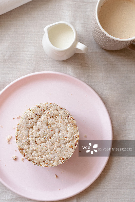 粉色盘子里的米饼图片素材