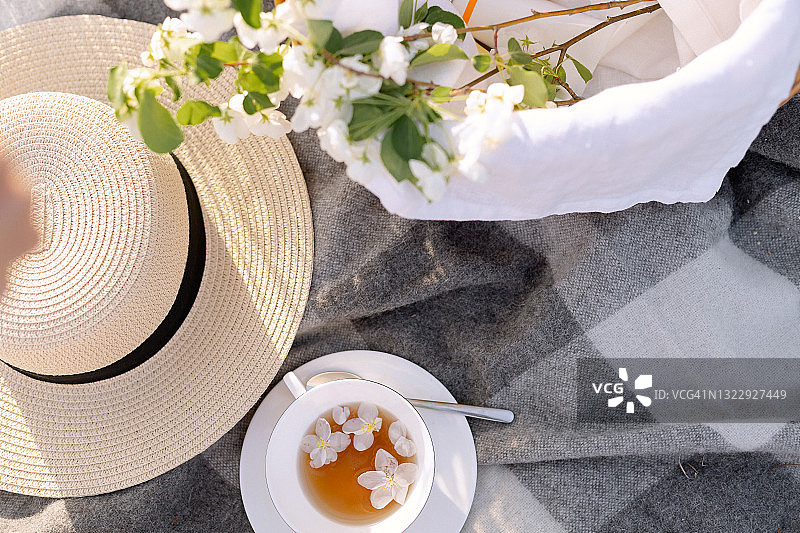 茶、软呢帽和苹果花图片素材