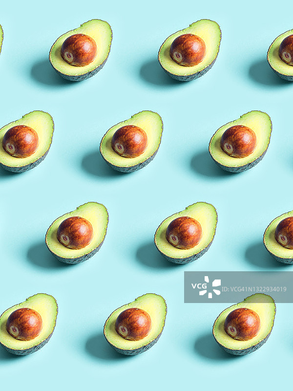 蓝色背景上的牛油果图案图片素材