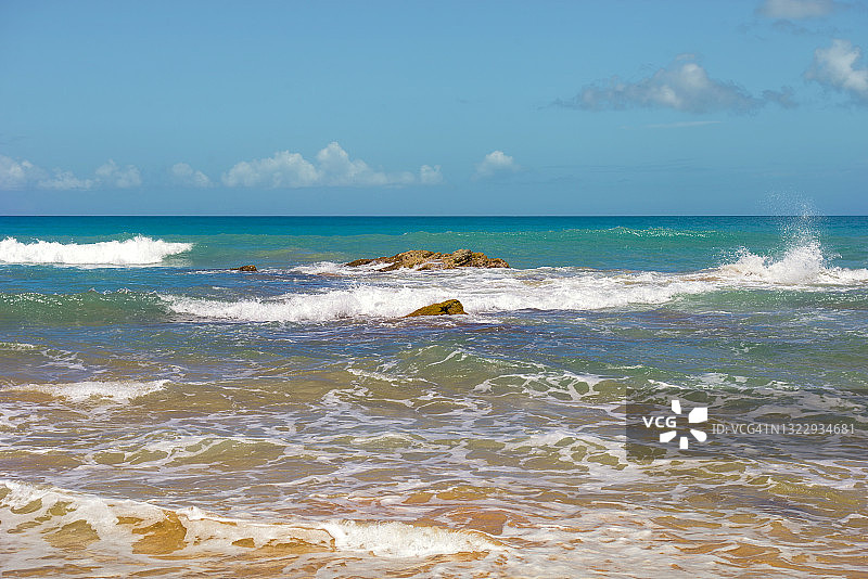 加勒比海的波浪和岩石图片素材