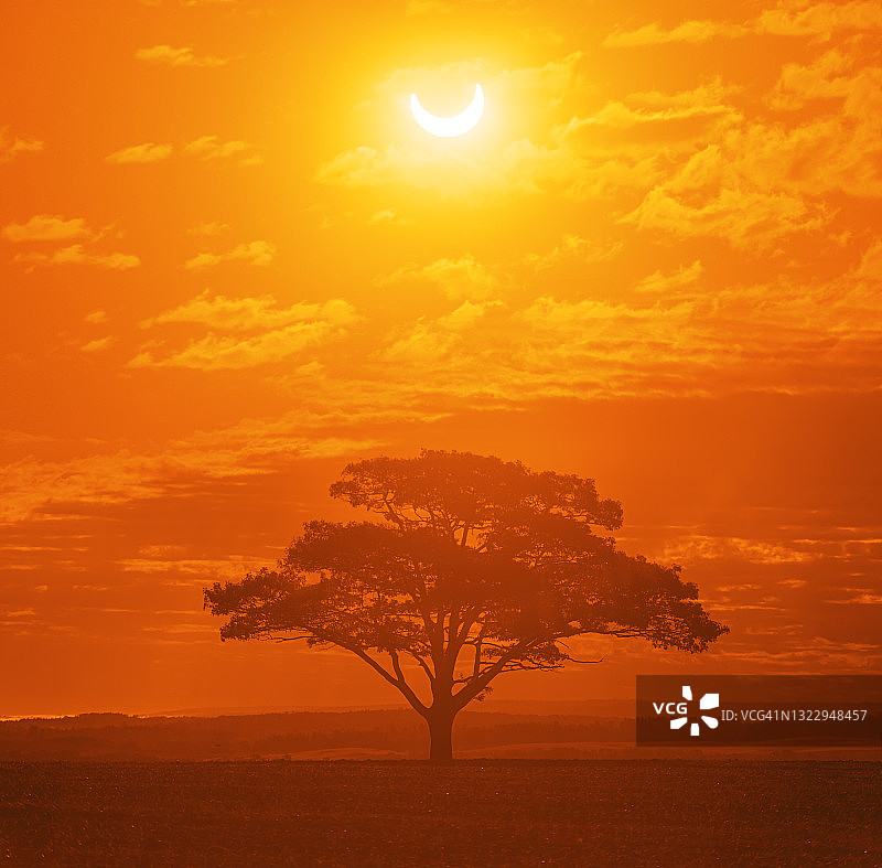 乡村景观之上的日环食图片素材