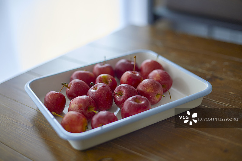 倒挂在球棒上的苹果图片素材