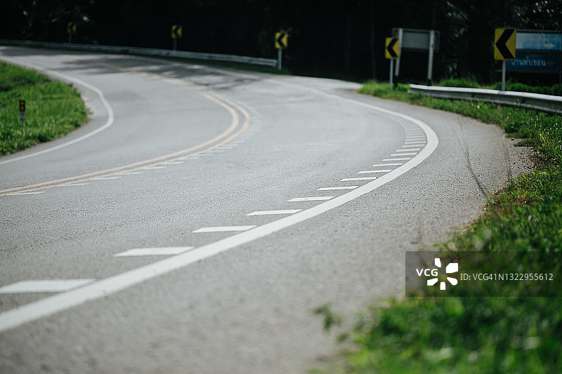 弯曲的道路图片素材