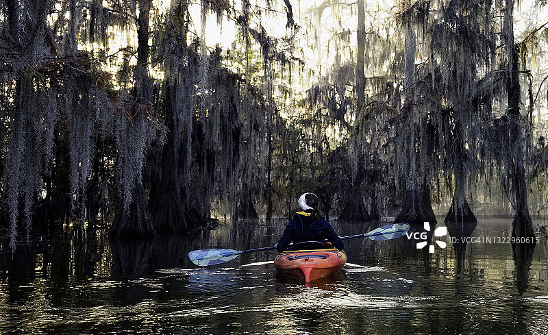 在路易斯安那州马丁湖划皮划艇图片素材