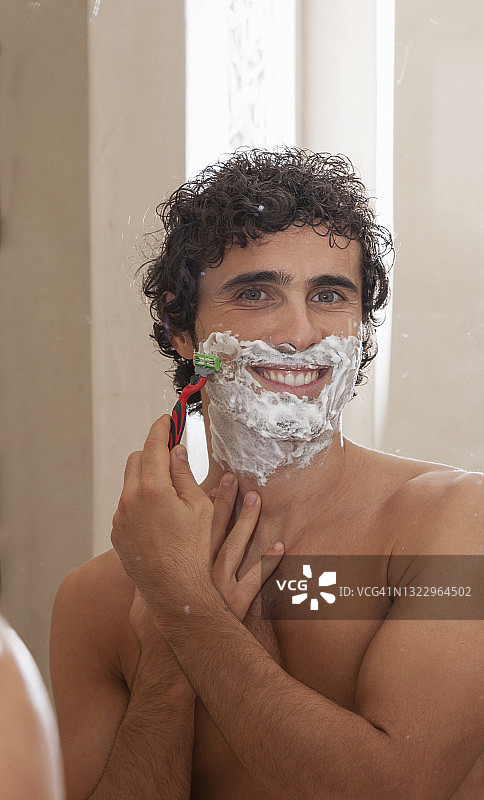 男子剃须图片素材