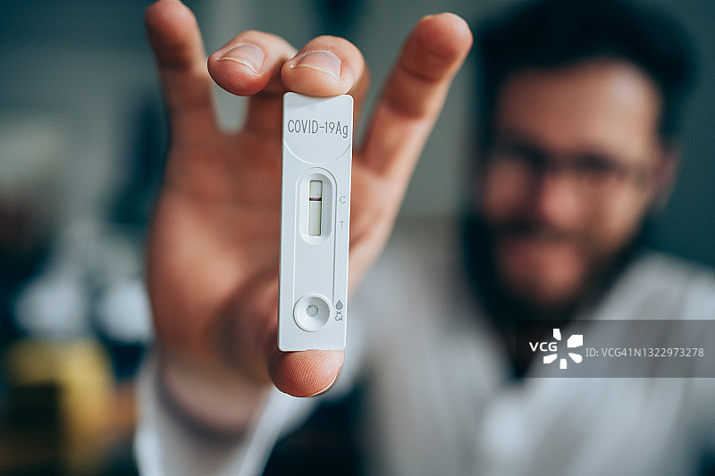 使用新冠快速检测设备结果为阴性图片素材