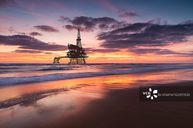 日落时海上的石油平台，世界石油工业图片素材