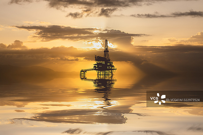 日落时海上的石油平台，世界石油工业图片素材