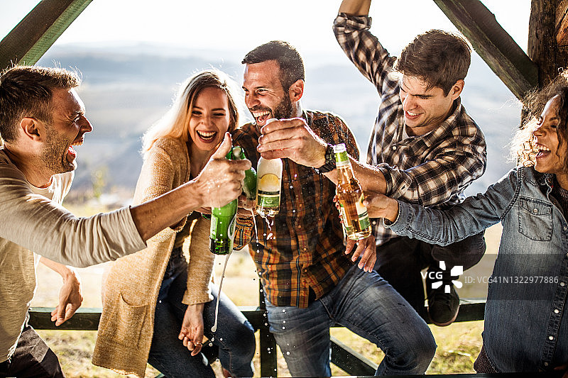 一群快乐的朋友在露台上喝啤酒图片素材