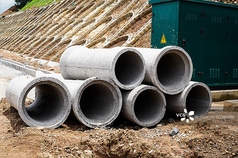 建筑工地上的水泥排水管图片素材