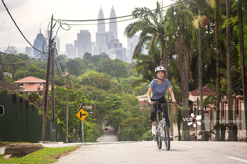 骑自行车训练的女子图片素材