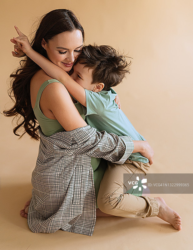 怀孕母亲与小儿子，可爱的白人家庭，大儿子图片素材