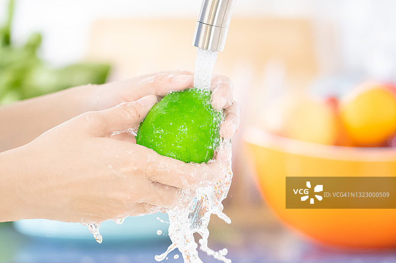 女人在厨房洗柠檬图片素材