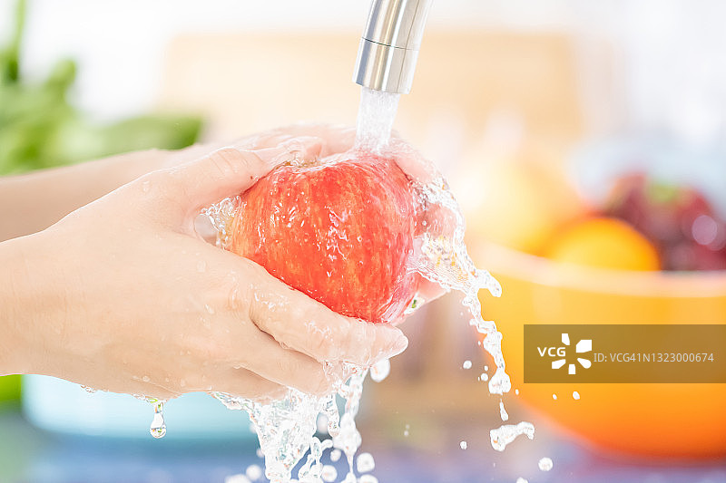 女人在厨房洗苹果图片素材