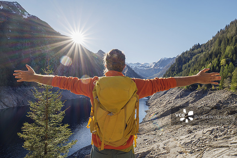 在瑞士徒步，欣赏壮丽景色的年轻男人图片素材