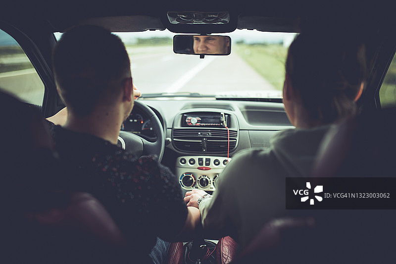 情侣驾车旅行手牵手图片素材