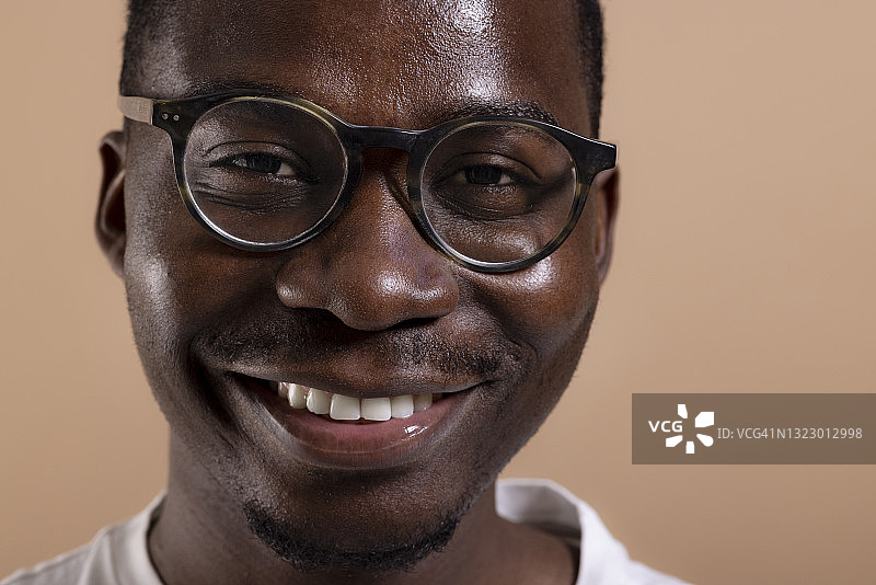 快乐的非裔美国男人在照相馆摆姿势的头像图片素材